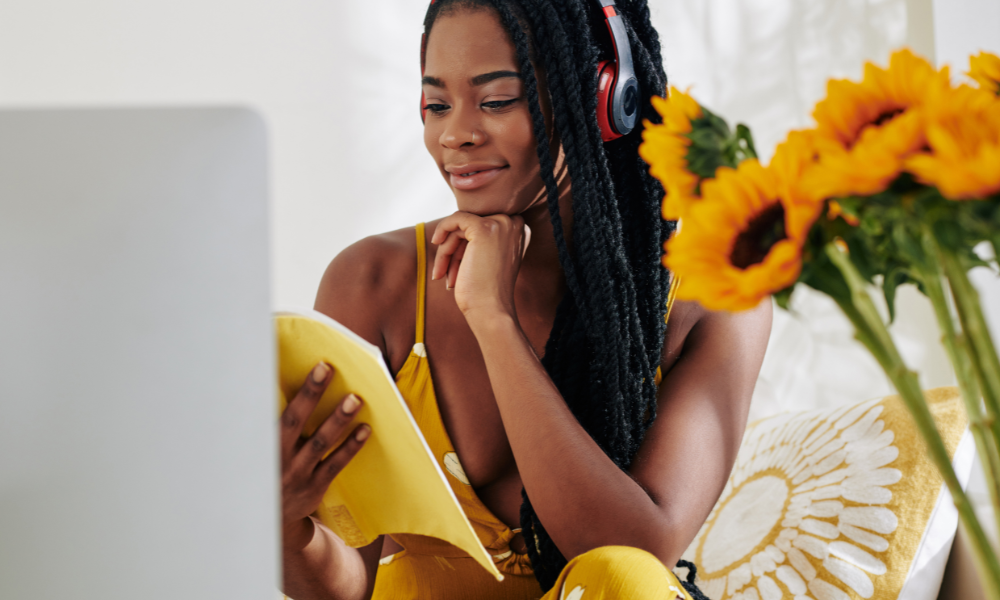 The Easiest Side Gigs for College Students with flexible schedules and the ability to make good money, college student sitting in front of her desktop reading