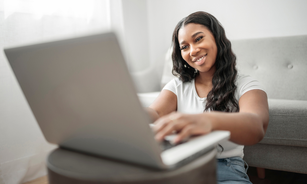 The Best Side Hustles for College Students, flexible schedule, part-time job, online jobs, college student earning money from her laptop in her dorm room