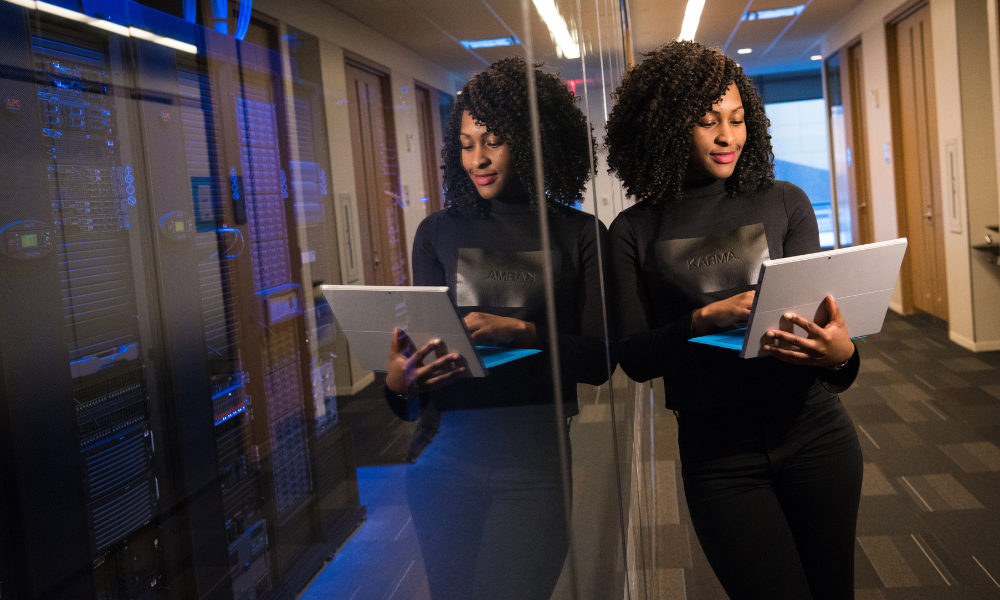 A recent grad is attending a virtual MBA admission event where she is learning about the MBA application process, MBA application essays, and admissions requirements