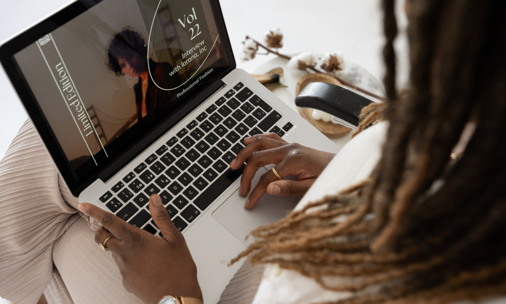 Full-time college student majoring in business looking for business scholarships for college students on her computer, current college students, finance scholarships, finance major, business administration scholarships, business administration major, STEM and business scholarships, MBA scholarships