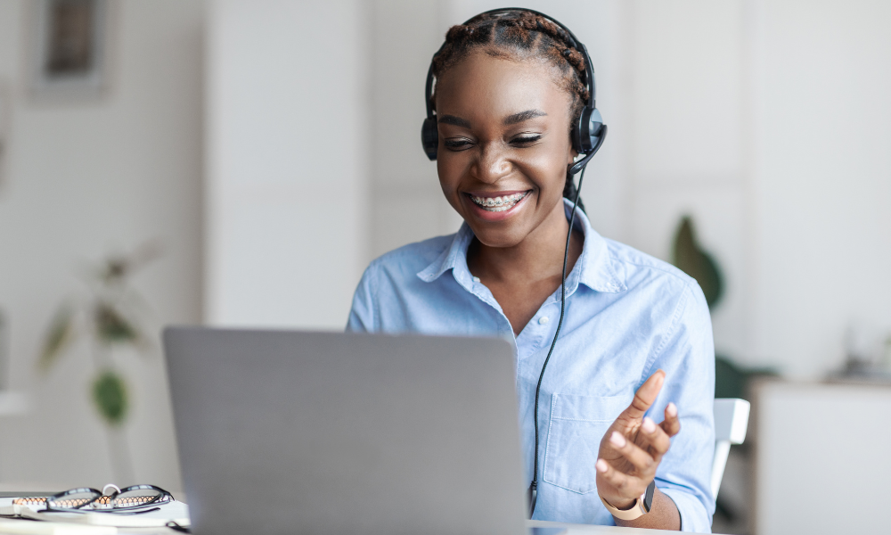 A high school senior is applying for business scholarships on her laptop, scholarships for high schoolers, business majors, incoming freshmen, incoming business majors, students interested in studying business